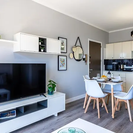 Peale's 2-bedroom In Mackenzie Ларнака