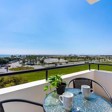 Peale's 2-bedroom In Mackenzie Апартаменти Ларнака